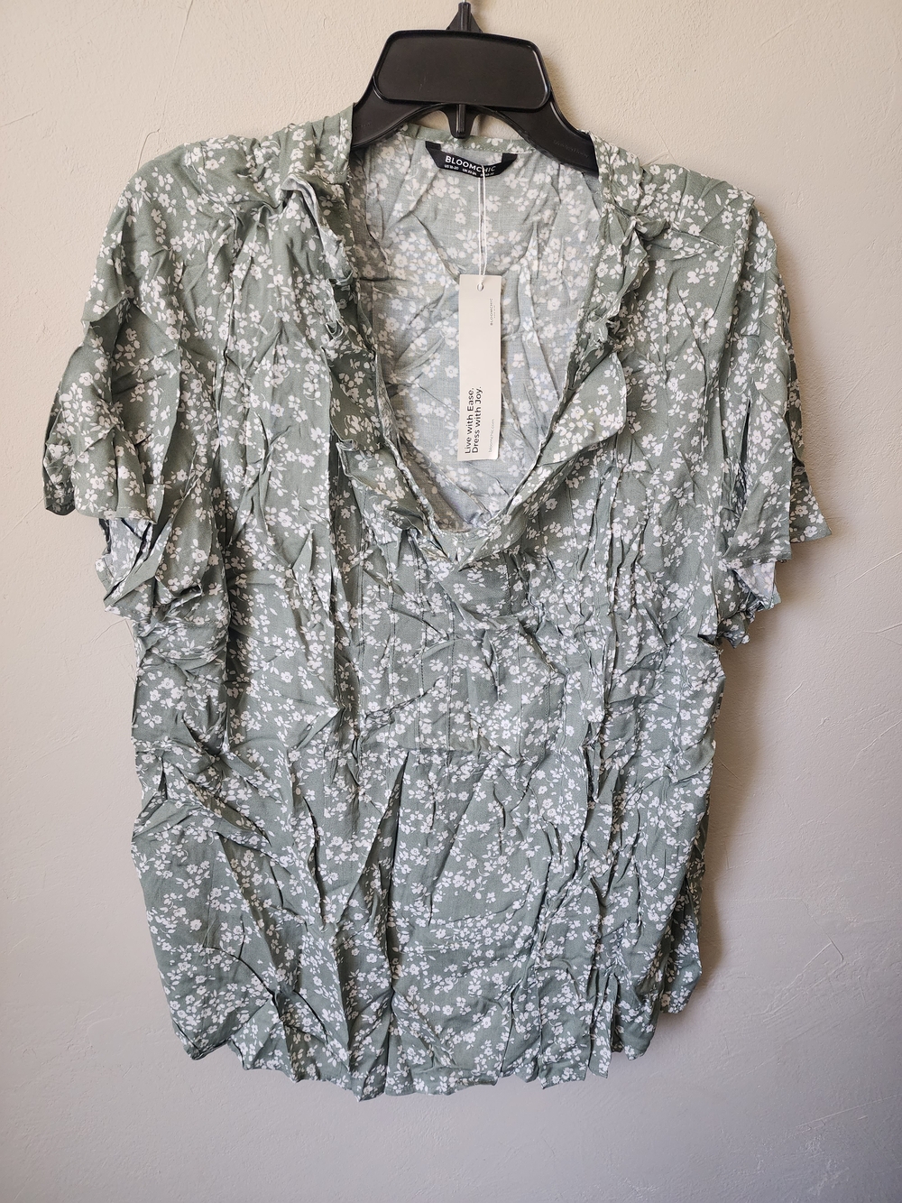 BloomChic Sage Floral Ruffle V-Neck Blouse Size 2x NWT